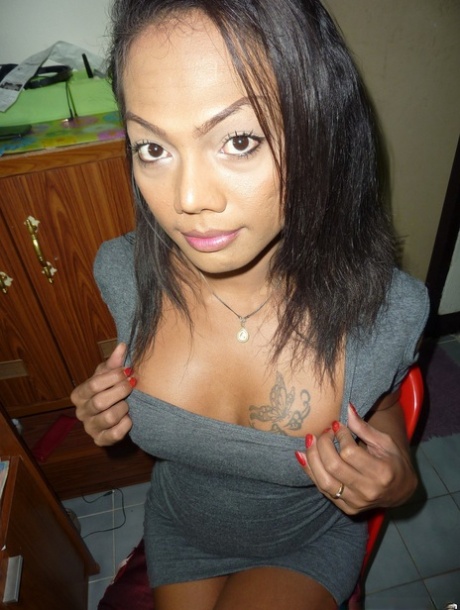 Amateur Asian shemale Sammy stretches her ass while wanking dick