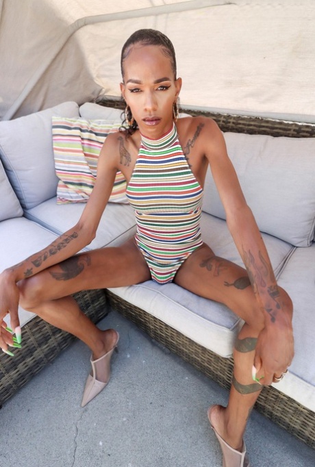 Hung shemale Dazia Kockdazia takes off her bodysuit & jerks her big dick