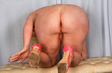 Grooby Girls performed by Soleil Sex Pics