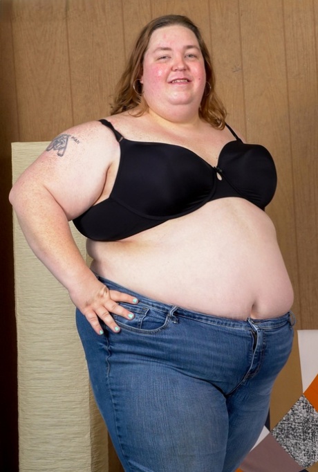 Shemale fatty Skylar Lawson strips naked and unveils her tiny dick