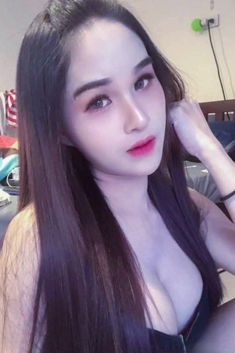 Pretty Asian babe flashes her gorgeous tits while taking selfies