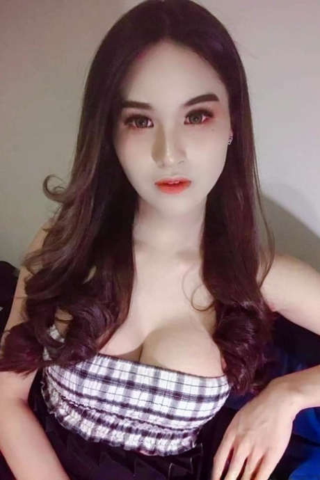 Pretty Asian babe flashes her gorgeous tits while taking selfies